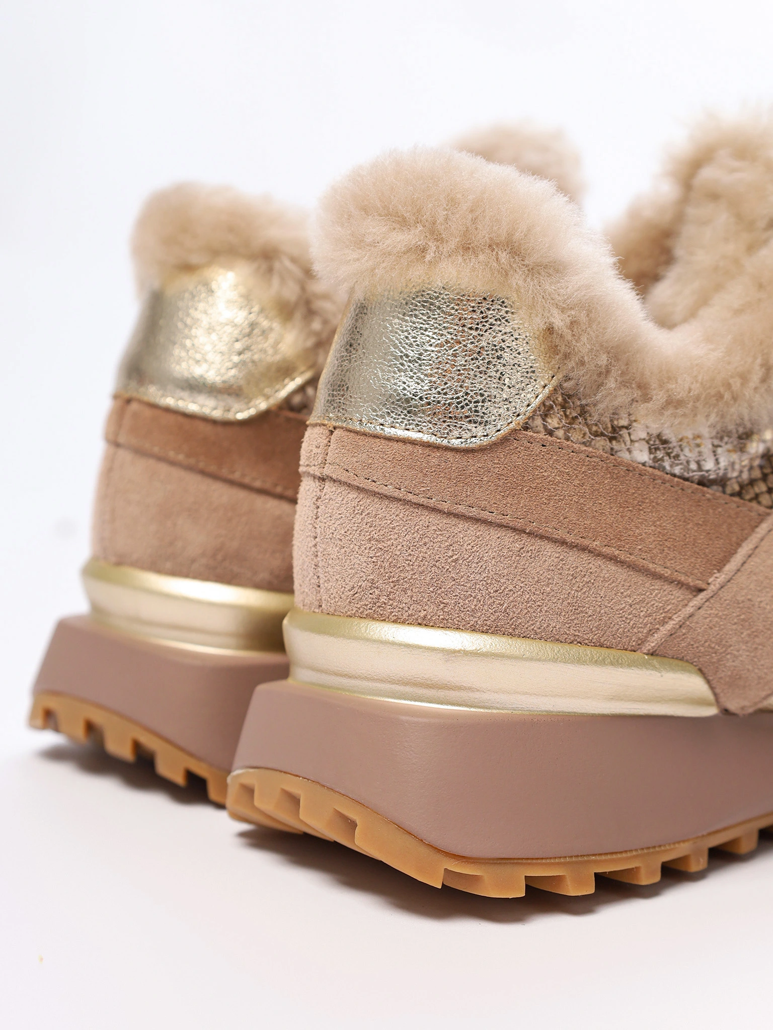 Кроссовки комбинированные темно-розового цвета с оторочкой на рельефной подошве